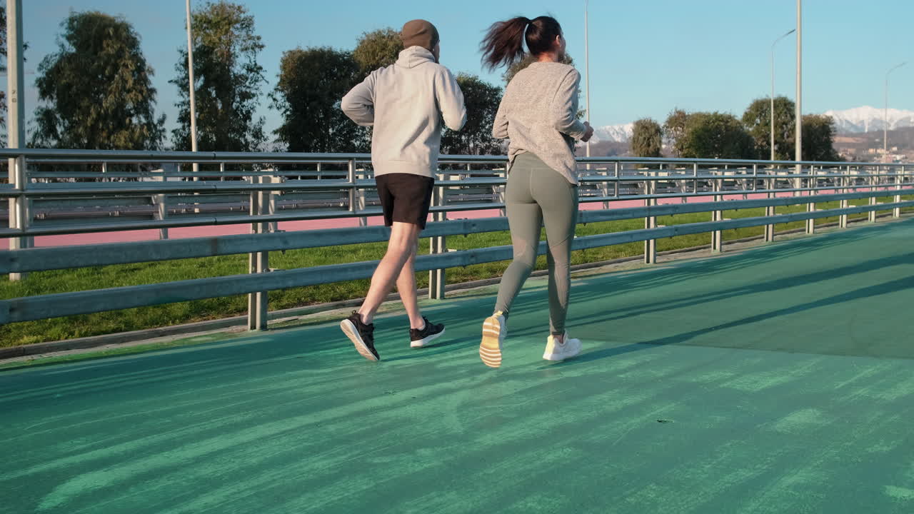 pareja corriendo al aire libre