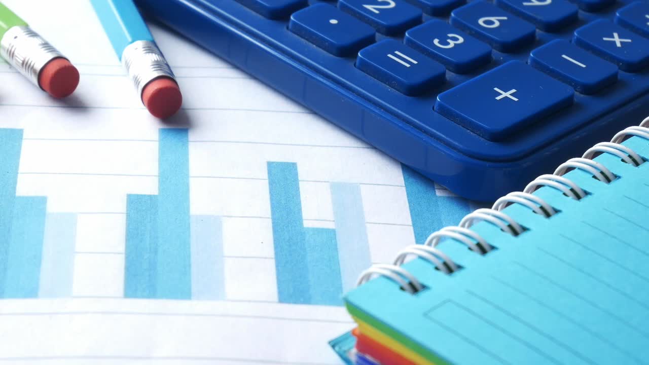 Calcolatrice, matite e blocco note su carta millimetrata