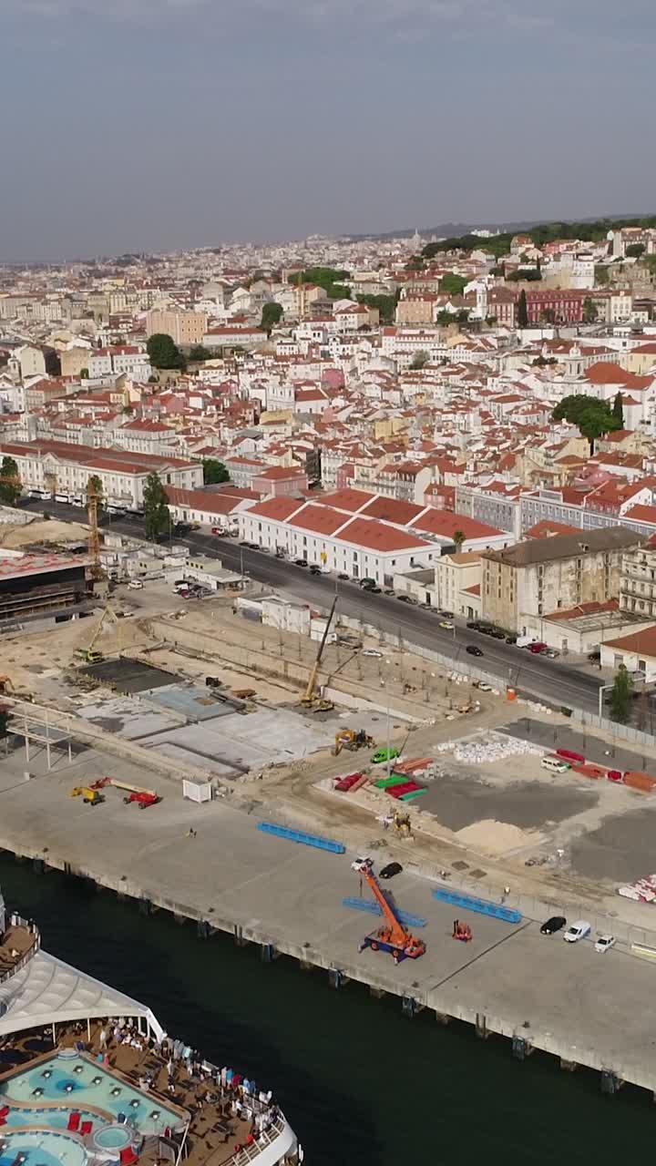 Città di Lisbona e Fiume Tago Portogallo Vista Aerea Video Verticale