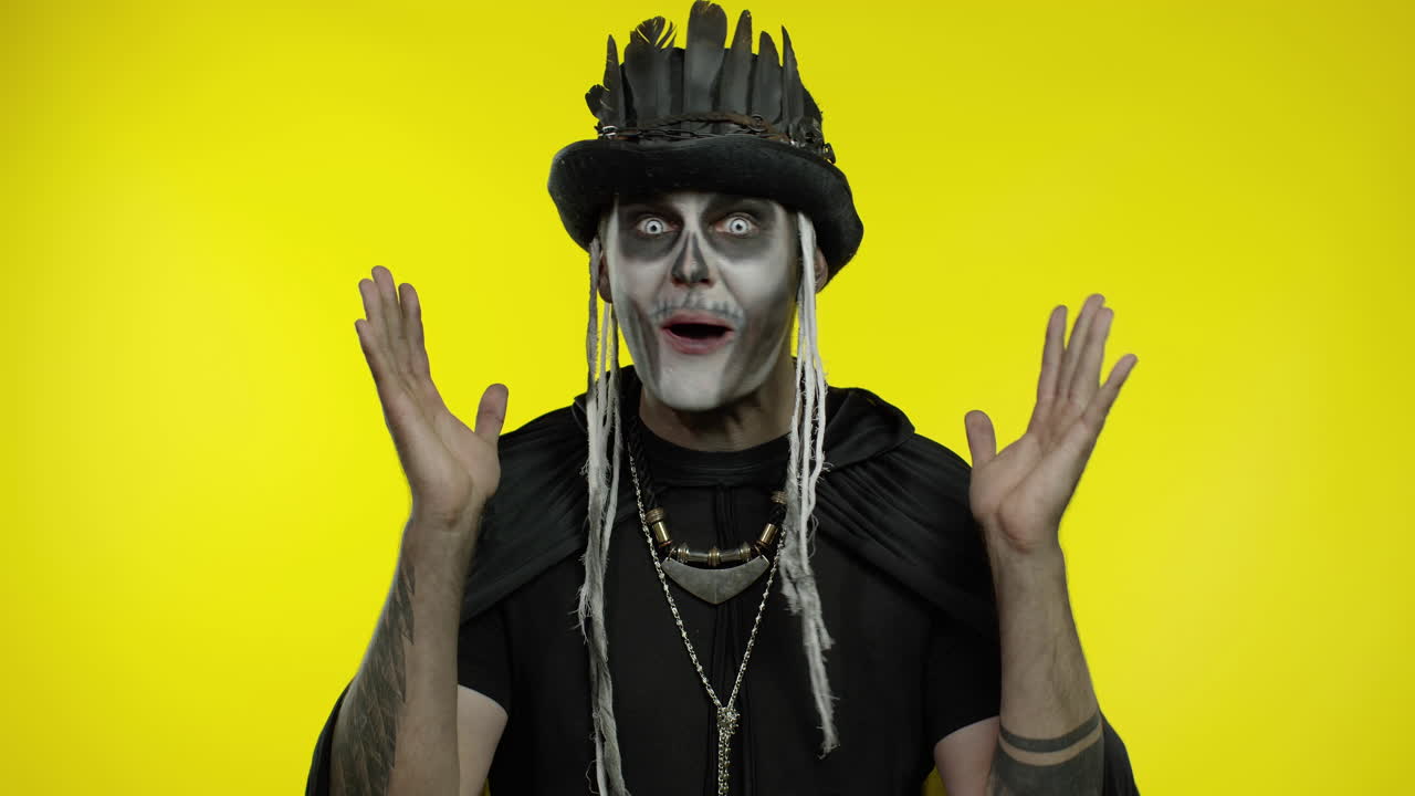 hombre siniestro con horrible maquillaje de esqueleto sorprendido, diciendo wow en asombro, recibió buenas noticias