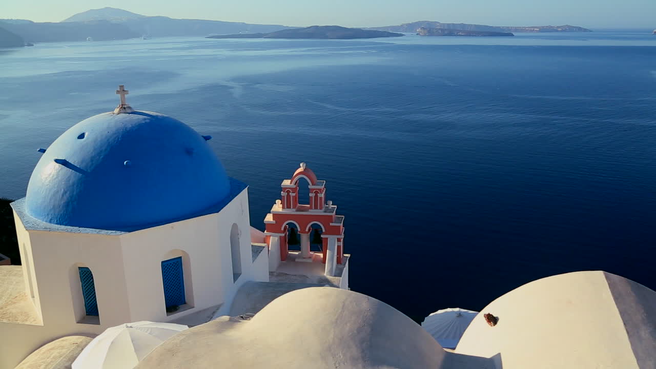 hermosas iglesias y edificios adornan la isla de santorini en las islas griegas