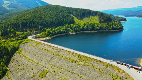 images de drone aérien d'un lac oasa depuis les montagnes de sureanu, comté d'alba, transalpina, transylvanie, roumanie