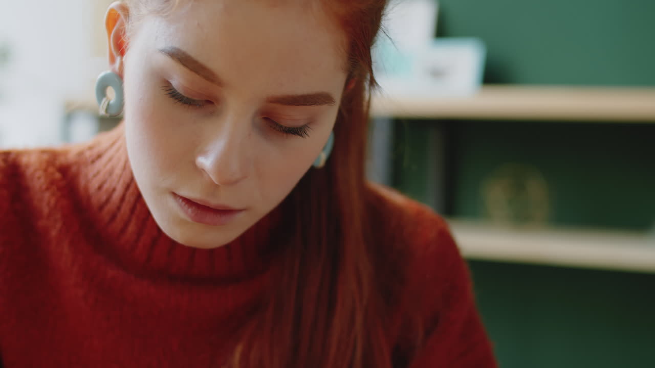 mujer y niña estudiando en casa