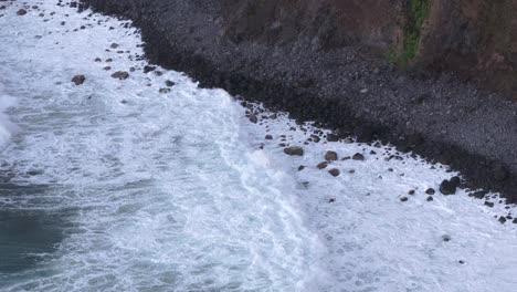 Luftaufnahme-Des-Rauen-Atlantischen-Ozeans-Auf-Der-Insel-Flores,-Azoren