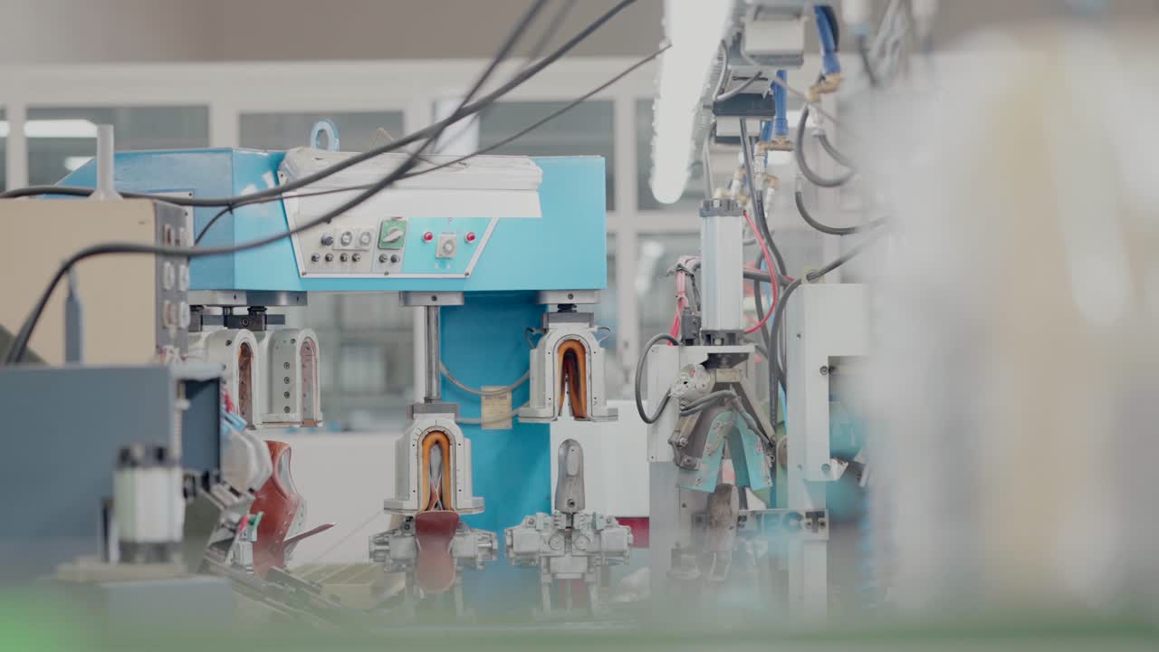 대형 신발 제조 공장에서 자동화 된 신발 모딩 기계, 산업 장비를 전시