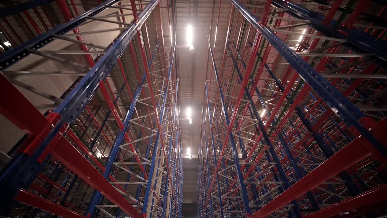 gran y moderno almacén en construcción, con estanterías metálicas y otros equipos industriales.