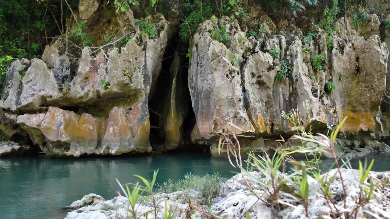 Bag Walk Gorge içindeki Pum Pum Rock; akan tatlı suyun, kireç taşı kaya oluşumlarının ve yemyeşil tropikal çevrenin ham güzelliğini yakalıyor