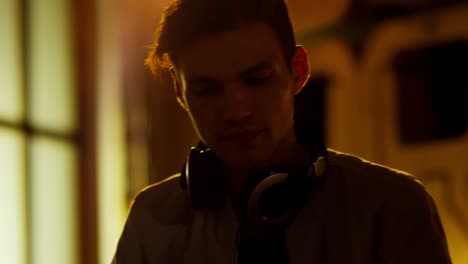 hombre tocando música con el mezclador de dj
