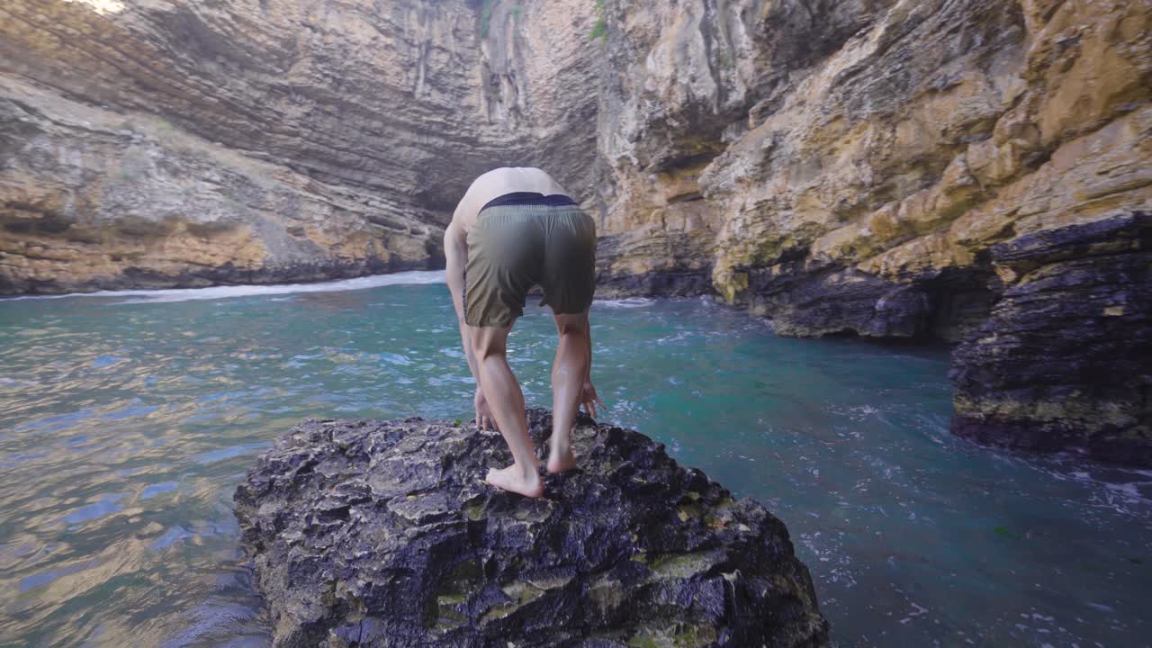 joven aventurero en la cueva del mar.