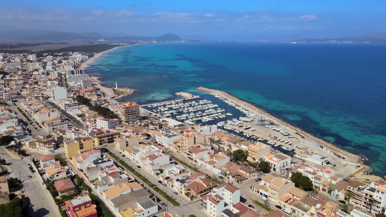 experimente la impresionante vista aérea de can picafort y son baulo en mallorca. las aguas azules serenas se encuentran con la vibrante vida urbana, mostrando la belleza de este paraíso mediterráneo.
