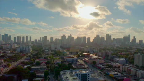 tomada aérea en 4k del horizonte de miami al amanecer