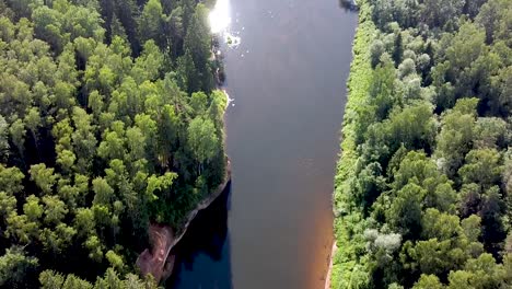 Vista-Aérea-De-Drones-De-Un-Río-De-Color-Rojo-En-Medio-De-Un-Bosque