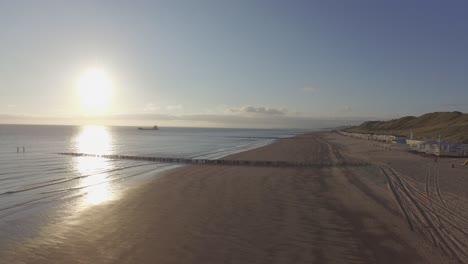 antena: la playa entre vlissingen y dishoek durante la puesta de sol