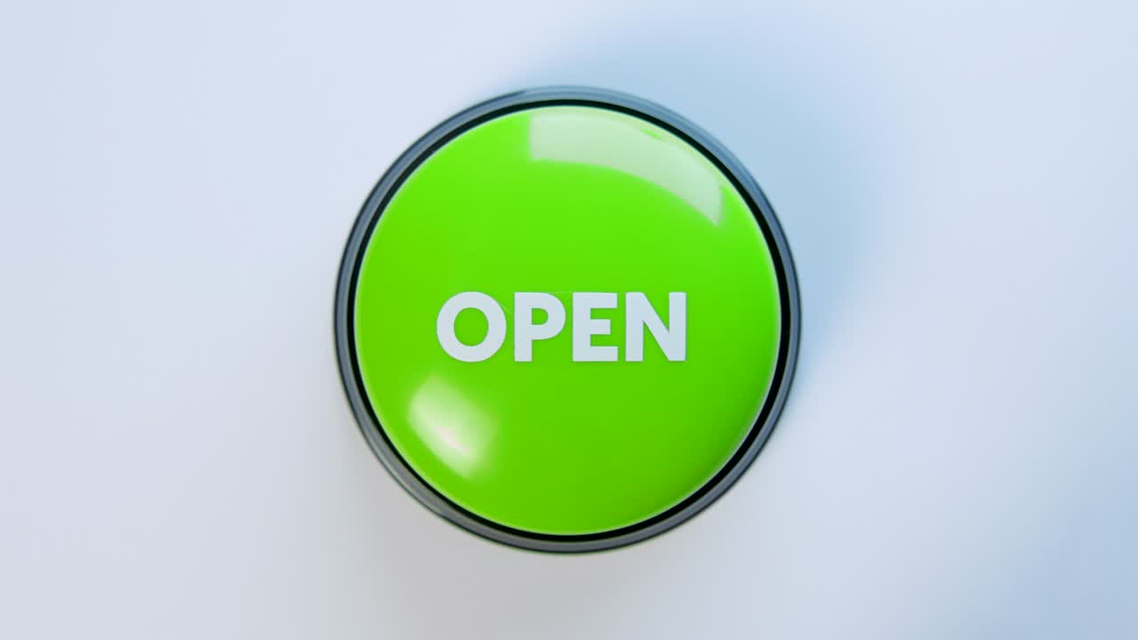 una mujer joven presionando el botón verde abierto. imágenes en 4k. accede a algo en internet.