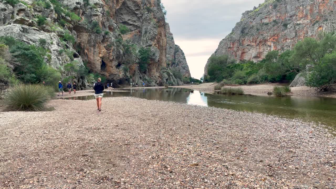mujeres caminan en el cañón de sa calobra, mallorca, españa