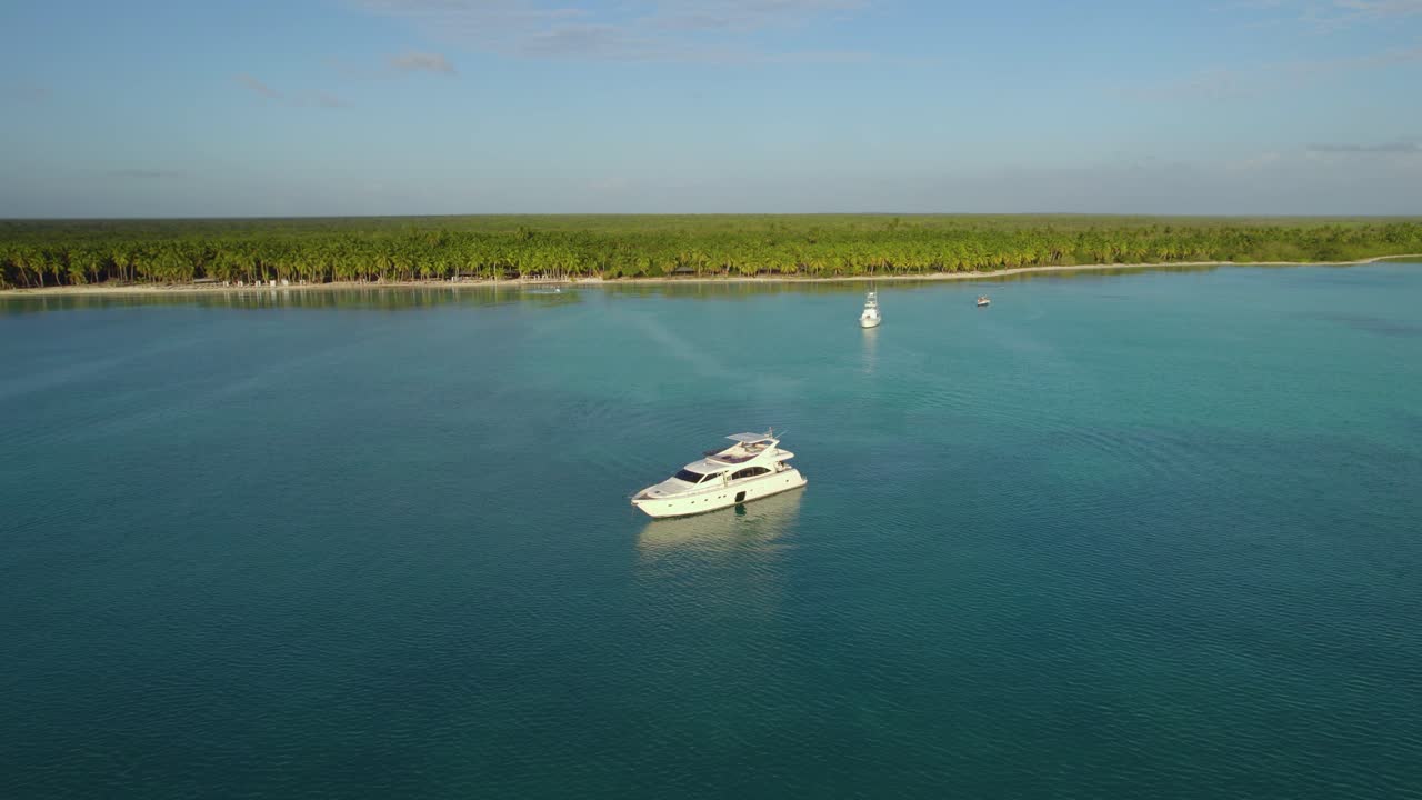 вид с воздуха, приближающийся к яхте на побережье пунта-каны, закат в доминиканской республике