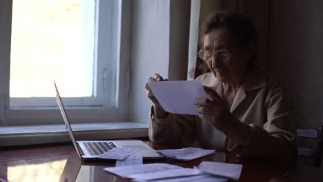 Ältere-Frau,-Die-Sich-Sorgen-Um-Die-Bezahlung-Der-Rechnungen-Macht,-Sehr-Alte-Frau-Mit-Zahlungen