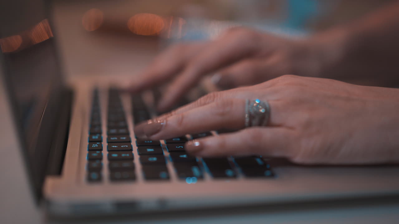 mujer escribiendo en una computadora portátil profundidad de campo luz bokeh 4k prores