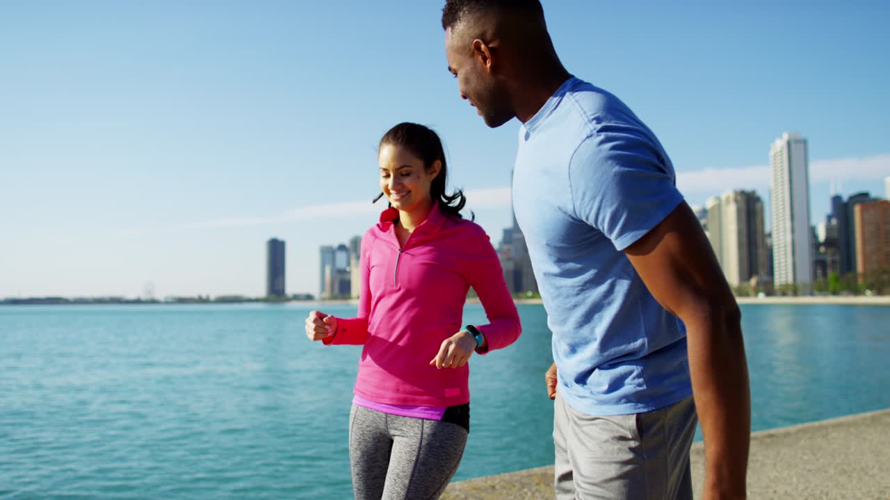 personas multiétnicas corriendo y estirándose por la costa