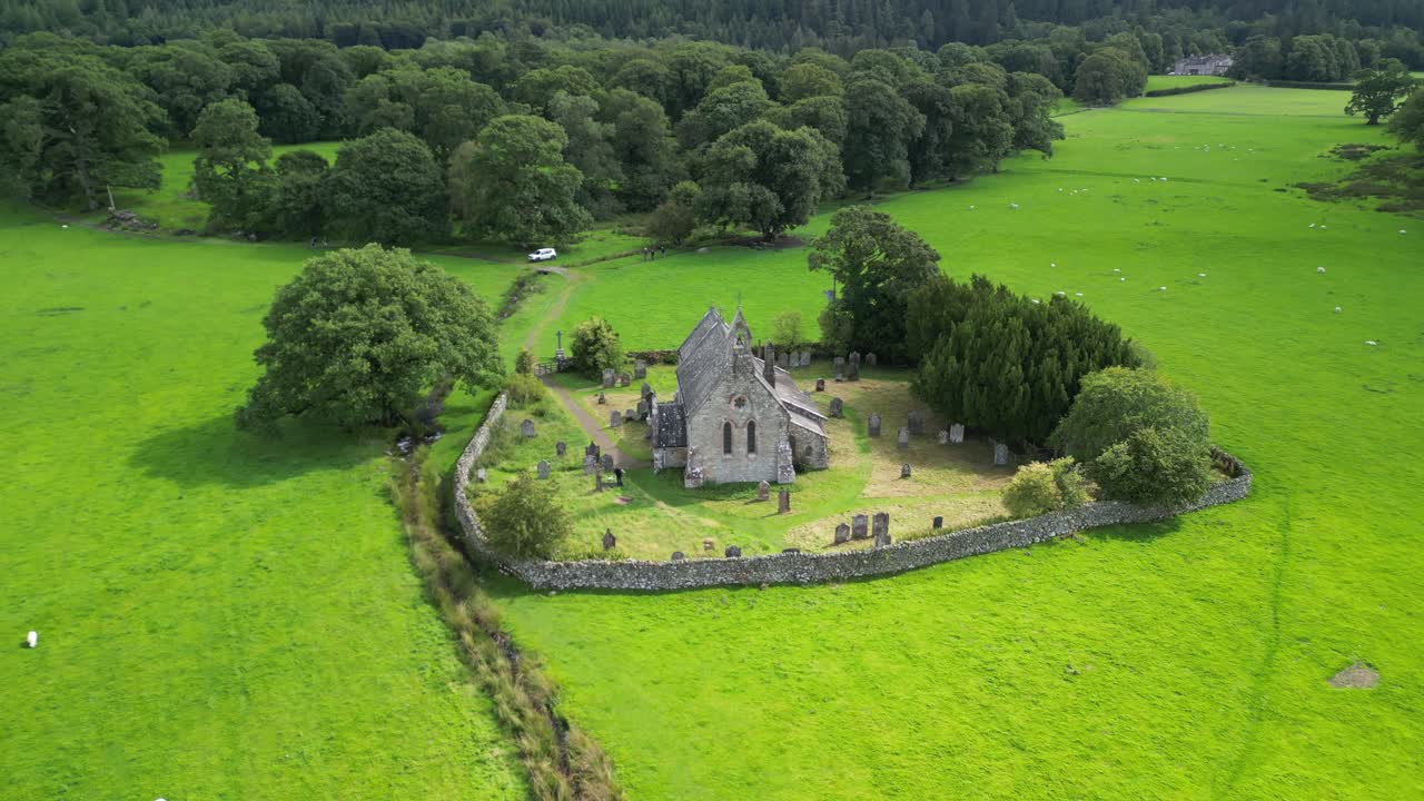 Legendaarinen Pyhän Began kirkko, Bassenthwaite, Lake District, täynnä kansanperinnettä – Dronen ilmakuvausliike kaukaa lähelle ja yläpuolelle.