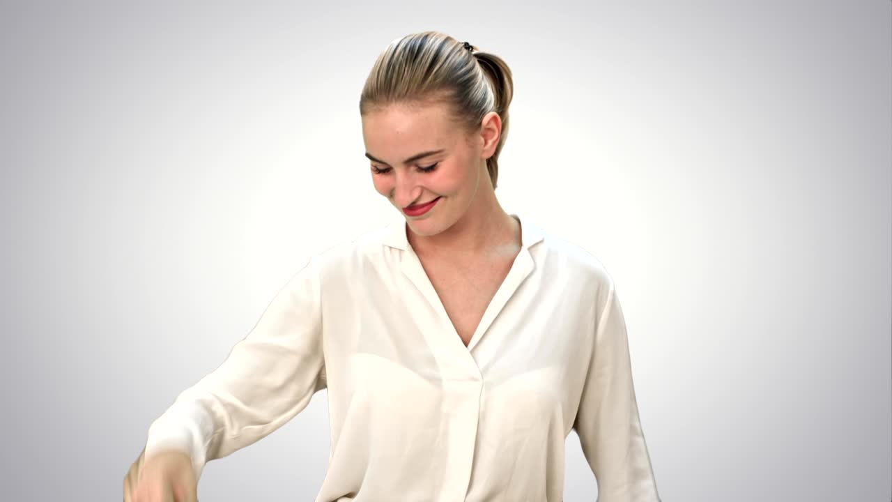 행복 한 여자 는 프로젝트 를 끝내고 색 배경 에 종이 조각 을 던진다