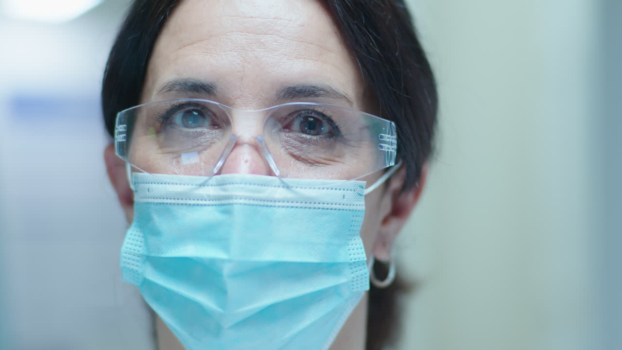 Professionisti medici che indossano attrezzature di protezione