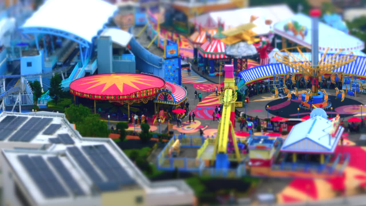 공중 시간경과:홍콩 시에서 걷는 사람들과 롤러코스터가 있는 해양 공원