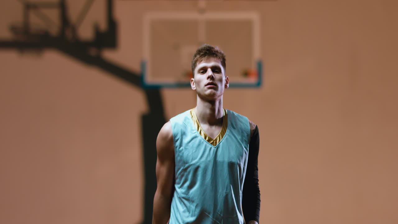 고등 학교 팀 농구 선수가 실내에서 을 연습하는 초상화.