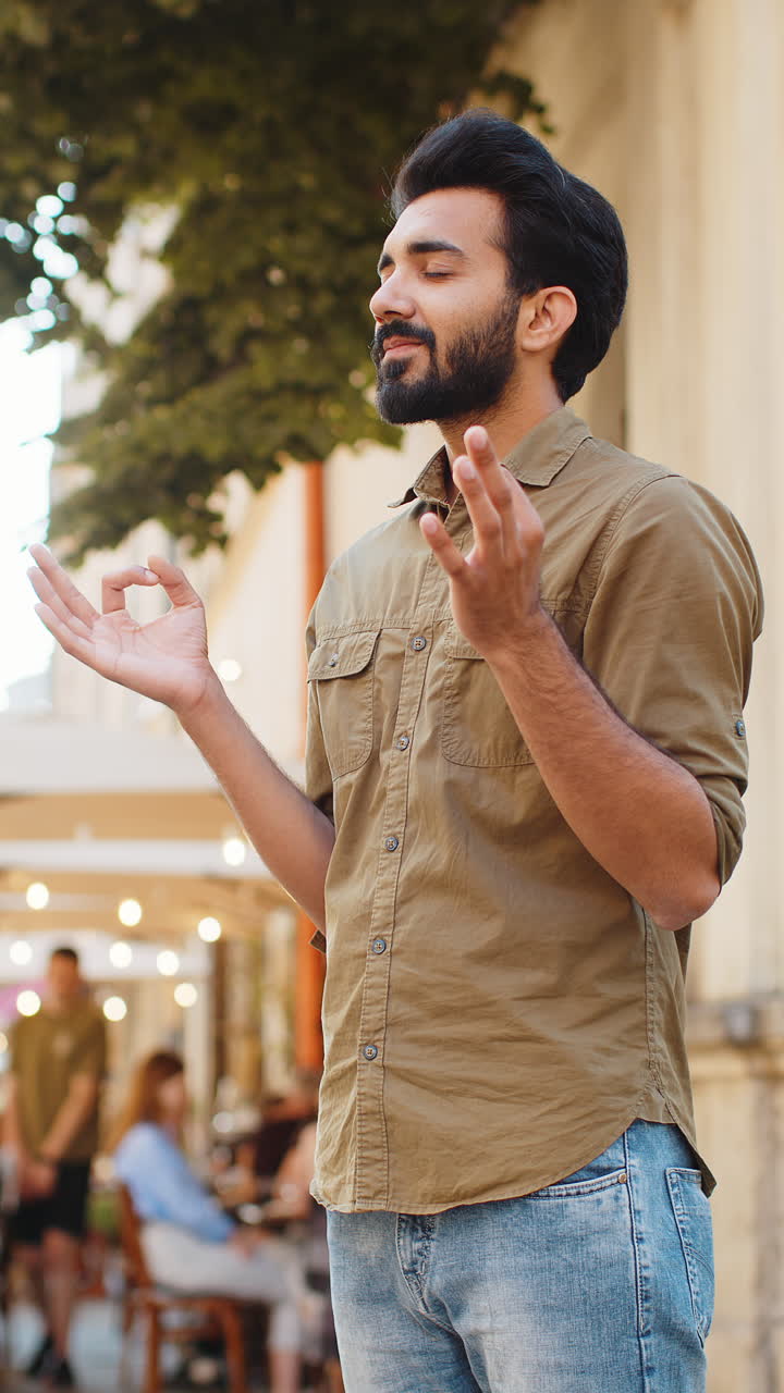 retrato de un hombre indio orando con los ojos cerrados a dios pidiendo bendición ayuda perdón al aire libre