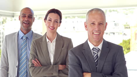 personas de negocios sonriendo a la cámara con los brazos cruzados