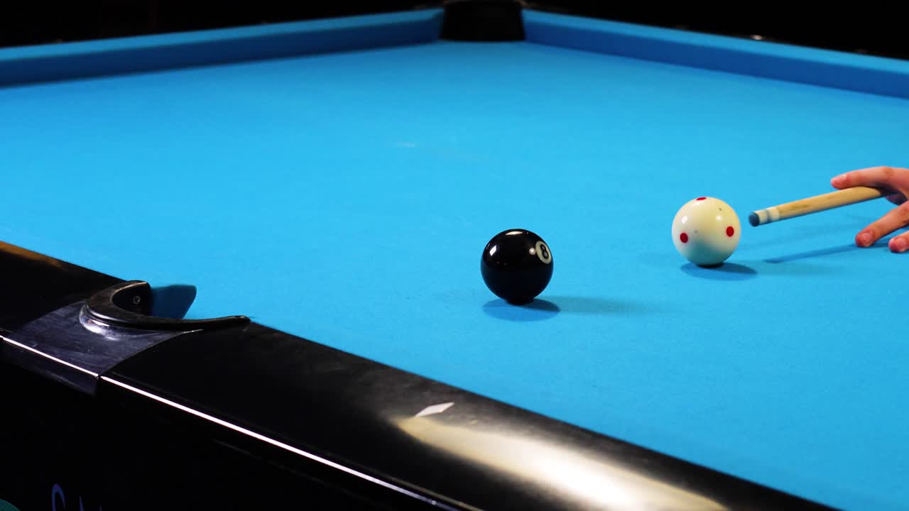 De laatste zwarte bal in een gat stoten tijdens een potje poolbiljart.