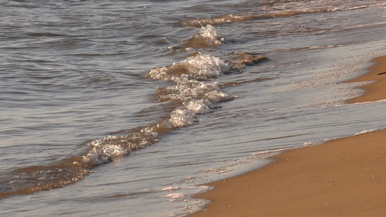 모래사장에 굴러다니는 슬로우 모션 파도