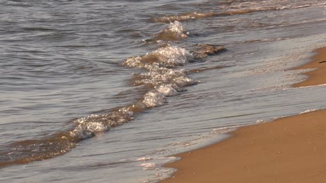 Zeitlupenwellen-Rollen-Am-Sandstrand-Auf