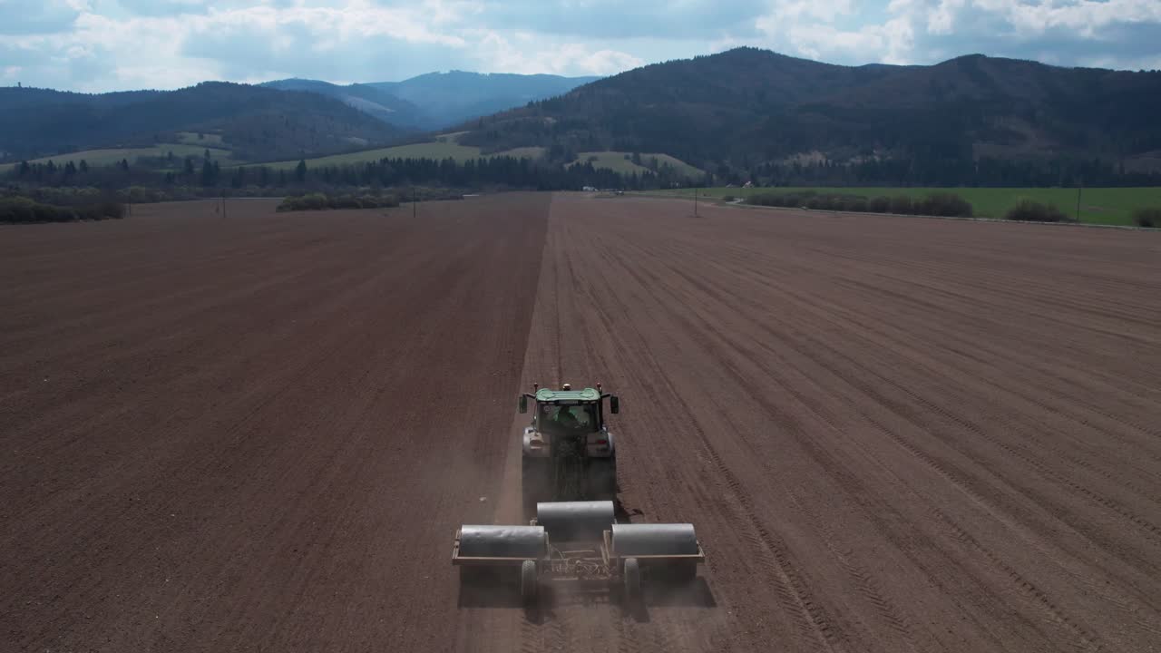 concepto de la industria alimentaria, vista aérea del tractor que prepara la tierra agrícola para otra temporada de siembra