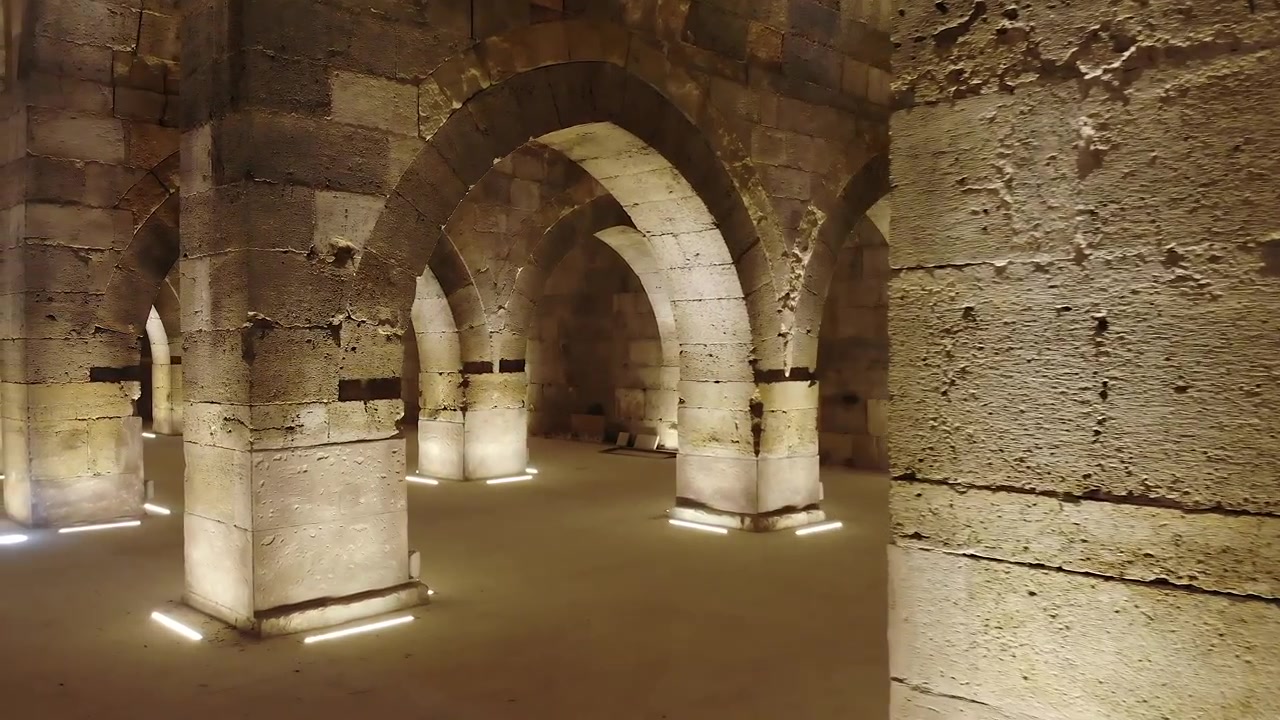 Antiga Cisterna de Pedra com Colunas Arqueadas Iluminadas