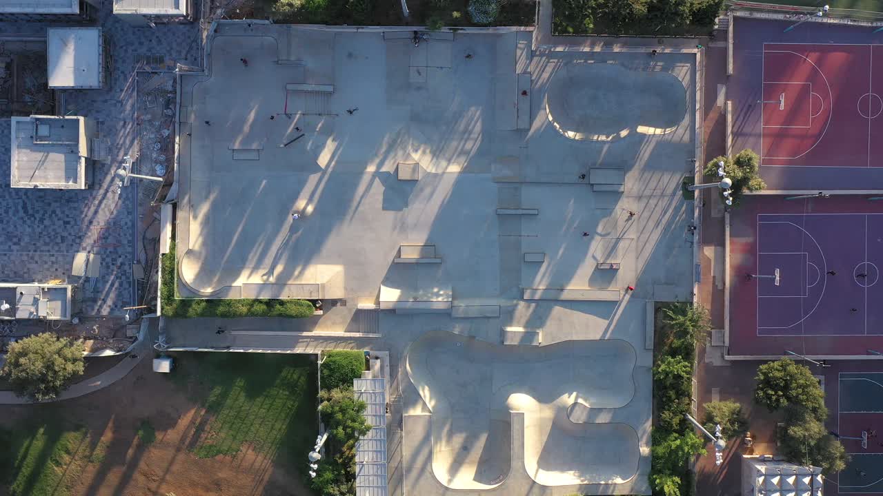 vista aérea del skatepark y las canchas de baloncesto