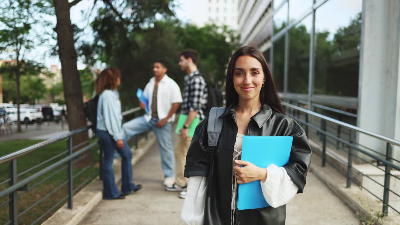Giovane studentessa felice e sorridente nel campus universitario.