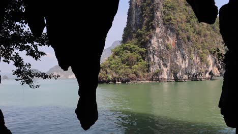 aguas tranquilas y islas de piedra caliza en un entorno tranquilo