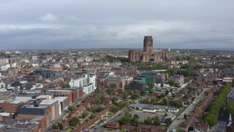 Drohnenschuss-Im-Orbit-Von-Gebäuden-Im-Stadtzentrum-Von-Liverpool-05