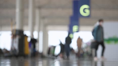 Vista-Desenfocada-De-Una-Sala-De-Facturación-De-Una-Aerolínea-De-Viajes-Mientras-Los-Pasajeros-Caminan-Por-El-Aeropuerto-Internacional-Chek-Lap-Kok-De-Hong-Kong