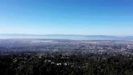 Pan-A-La-Derecha-Sobre-Una-Ciudad-Enorme-En-La-Bahía-En-Un-Día-Soleado