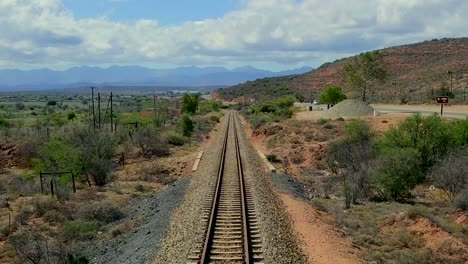 Langsamer-Dolly-Entlang-Leerer-Bahngleise-Durch-Trockene-Landschaft