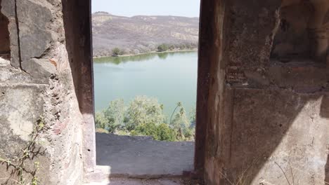 empuje a través del arco de la antigua fortaleza de ranthambore para revelar el lago rajbagh en el parque nacional de ranthambore, rajasthan, india