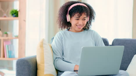mujer relajada con auriculares