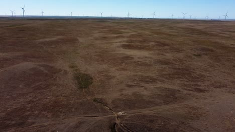 volando hacia generadores de viento en un campo vacío en verano en canadá