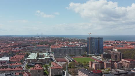 Campo-De-Fútbol-En-Malmö-Con-El-Puente-De-Öresund-Al-Fondo