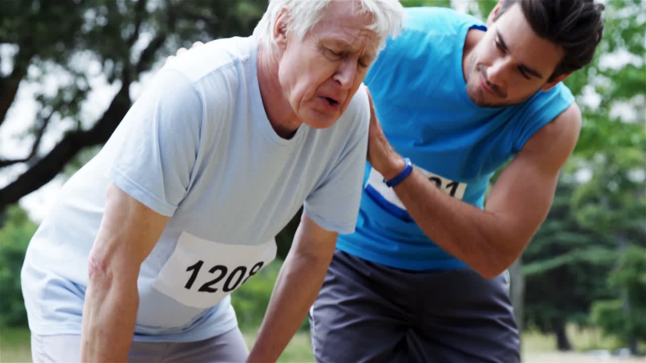 hombre mayor agotado en el parque