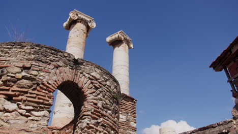 mirando hacia arriba a las columnas desde dentro del templo de artemisa en sardis