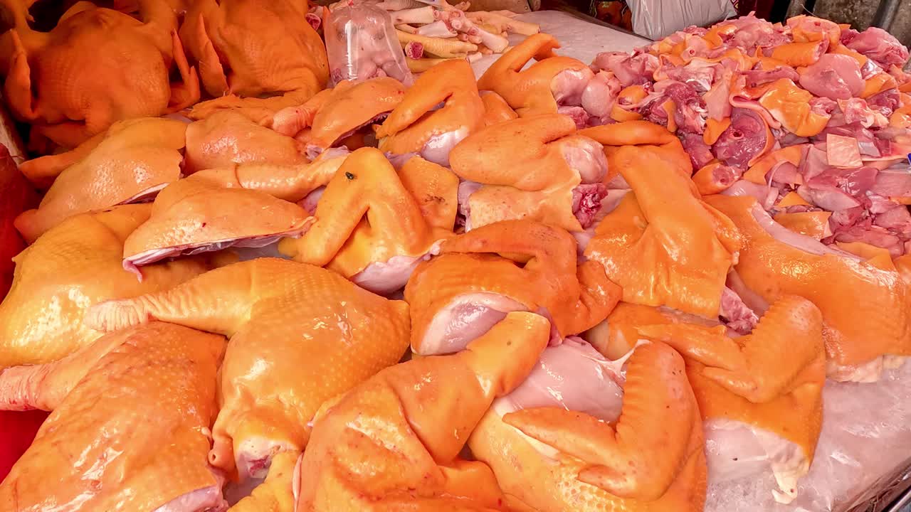 시장 스탠드에 배열 된 다양한 가금류 제품