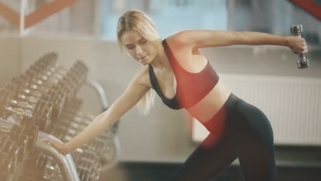 Deportista-Rubia-Entrenando-Tríceps-En-Un-Club-Deportivo.